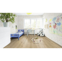 Kinderzimmer mit Bett, Schreibtisch, Stuhl und Laminatboden.