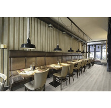 Innenaufnahme eines Restaurants mit Tischen, Stühlen, Beleuchtung und Sitzbank