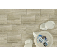 Beige Fliesenboden mit Steinstruktur und Sitzecke