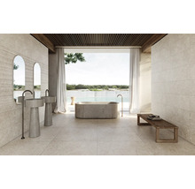 Helles Badezimmer mit Fliesen, zwei Waschbecken, Badewanne und Bank