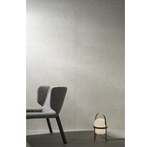 Wandgestaltung mit Fliesen in Kombination mit einem Stuhl und einer Lampe