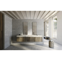 Modernes Badezimmer mit Waschtischunterschrank, zwei Spiegeln und grauen Fliesen