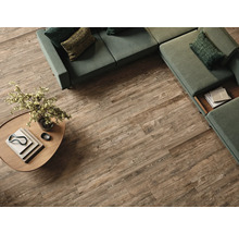 Verlegter Holzboden mit Couch und Tisch