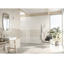 Helles Badezimmer mit Waschbecken, Spiegel, Dusche und Fliesen