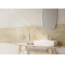 Helles Badezimmer mit Waschbecken, Spiegel und Wandfliesen