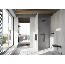 Helles Badezimmer mit Dusche, Waschbecken und großem Fenster