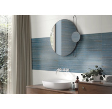 Modernes Badezimmer mit Waschtisch, Spiegel und blauen Wandfliesen