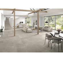 Helles Wohnzimmer mit Fliesenboden, Sitzecke, Esstisch und Treppe