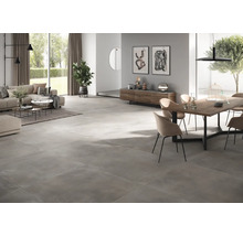 Helles Wohnzimmer mit Couch, Esstisch und großformatigen Fliesen.