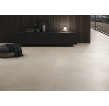 Innenraum mit Bodenfliesen, Kommode und Dekoration