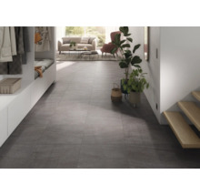 Heller Raum mit Fliesenboden, Garderobe und Wohnbereich im Hintergrund