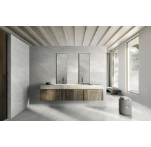 Badezimmer mit Doppelwaschtisch, Spiegeln, Wandfliesen und Deckenbalken für eine helle und geräumige Atmosphäre