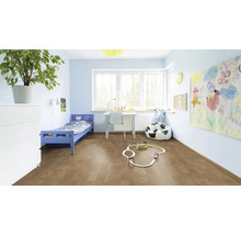 Helles Kinderzimmer mit Bett, Schreibtisch, Spielzeug und Korkboden