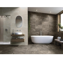 Helles Badezimmer mit Dusche, Waschbecken und freistehender Badewanne sowie Wand- und Bodenfliesen in Natursteinoptik.
