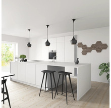 Helle Küche mit weißen Schränken, Kochinsel, Barhockern und Pendelleuchten