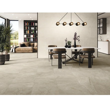 Helles Wohnzimmer mit Esstisch, Stühlen und Bodenfliesen