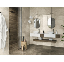 Badezimmer mit Dusche, Waschtischen, Spiegeln und Fliesen in Steinoptik für ein modernes und helles Ambiente