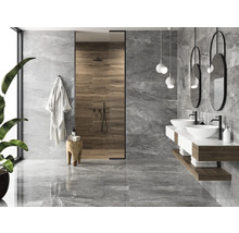 Modernes Badezimmer mit grauen Fliesen in Marmoroptik, Dusche mit Holzwand und Doppelwaschbecken