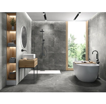 Modernes Badezimmer mit grauen Fliesen, Waschtisch, Spiegel, Dusche und freistehender Badewanne.