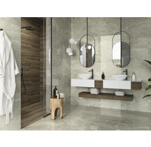 Helles Badezimmer mit Doppelwaschtisch, Spiegeln und begehbarer Dusche