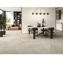 Heller Wohnraum mit Fliesenboden, Esstisch und Bücherregal