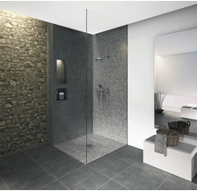 Badezimmer mit begehbarer Dusche, Steinwand und großformatigen Fliesen