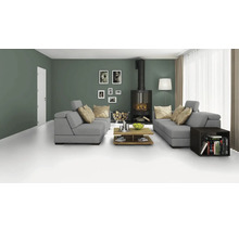 Wohnzimmer mit grauen Sofas, Kamin und Holztisch