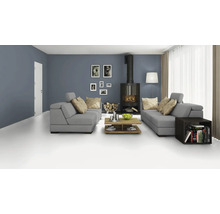 Wohnzimmer mit grauen Sofas, Kamin und Holztisch