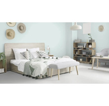 Helles Schlafzimmer mit Bett, Nachttisch, Regal und Dekorationen