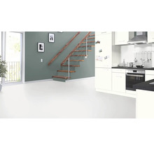 Heller Raum mit Treppe, Tür zum Balkon und Küchenzeile