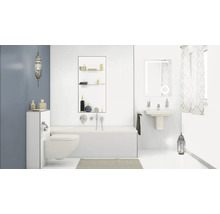 Badezimmer mit Toilette, Badewanne, Waschbecken, Spiegel und dekorativer Lampe