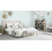 Helles Schlafzimmer mit Bett, Holzbettgestell, Regalen und Sitzbank