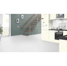 Heller Wohnraum mit Treppe, Küche und Tageslicht