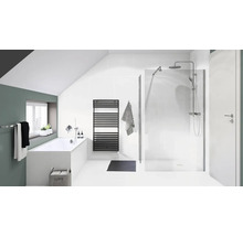 Badezimmer mit Badewanne, Dusche, Handtuchwärmer und Accessoires