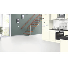 Innenraumansicht mit Treppe, Tür und Küchenzeile