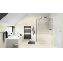 Helles Badezimmer mit Badewanne, Dusche und Heizkörper