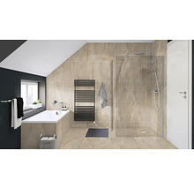 Badezimmer mit Badewanne, Dusche und Heizkörper