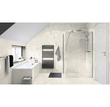 Badezimmer mit Badewanne, Dusche, Handtuchheizkörper und hellen Fliesen.