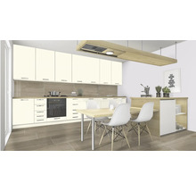 Helle Küche mit Einbauschränken, Kochfeld, Backofen, Esstisch und Stühlen.