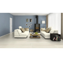 Wohnzimmer mit zwei Sofas, Kamin und Fliesenboden.