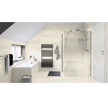 Modernes Badezimmer mit Badewanne, Dusche und Handtuchwärmer