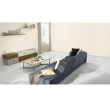 Wohnzimmer mit Sofa, Tisch und Kommode