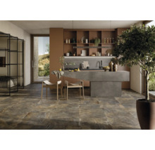 Moderne Küche mit Kücheninsel, Regalen und Bodenfliesen in Steinoptik.