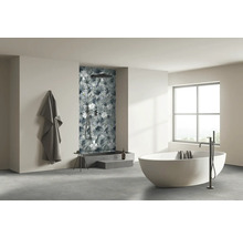 Modernes Badezimmer mit freistehender Badewanne, Dusche mit floralen Fliesen und Handtuch an der Wand