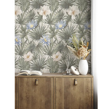 Szene mit Holzkommode und Wandfliesen mit Pflanzenmuster