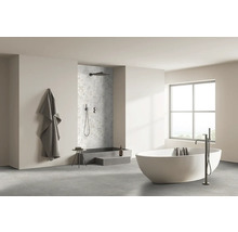 Helles Badezimmer mit Badewanne, Dusche und Handtuch