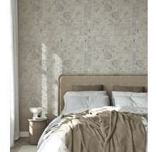 Schlafzimmer mit gemusterter Tapete, Bett und Beistelltisch