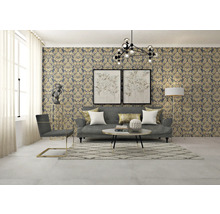 Wohnzimmer mit Sofa, Sessel, Couchtisch, Stehlampe und gemusterter Tapete