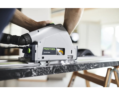 Handkreissäge Festool TS 55 FEBQ beim Sägen einer Platte