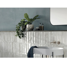 Modernes Badezimmer mit weißen Keramikfliesen, Waschbecken und Dekoration